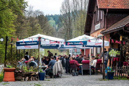 Bild zeigt vollen Biergarten