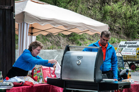 Ehepaar hilft beim Grillen